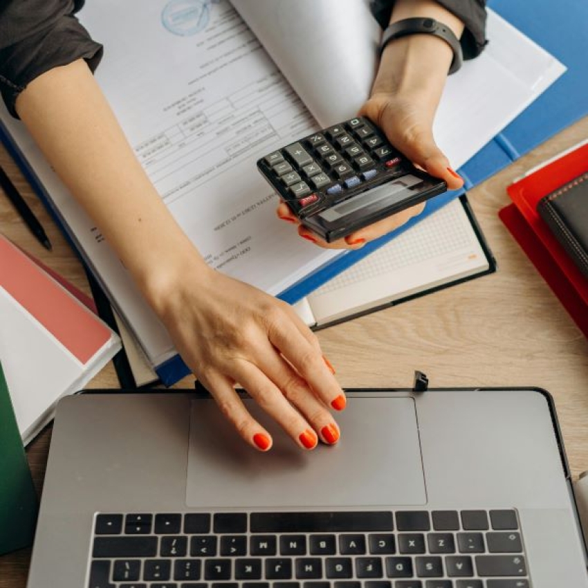 Personne qui calcule et entre les données dans un ordinateur portable